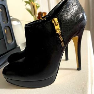 MICHAEL Michael Kors Black Leather Side Zip Booties PLATFORM/HEEL Size 7